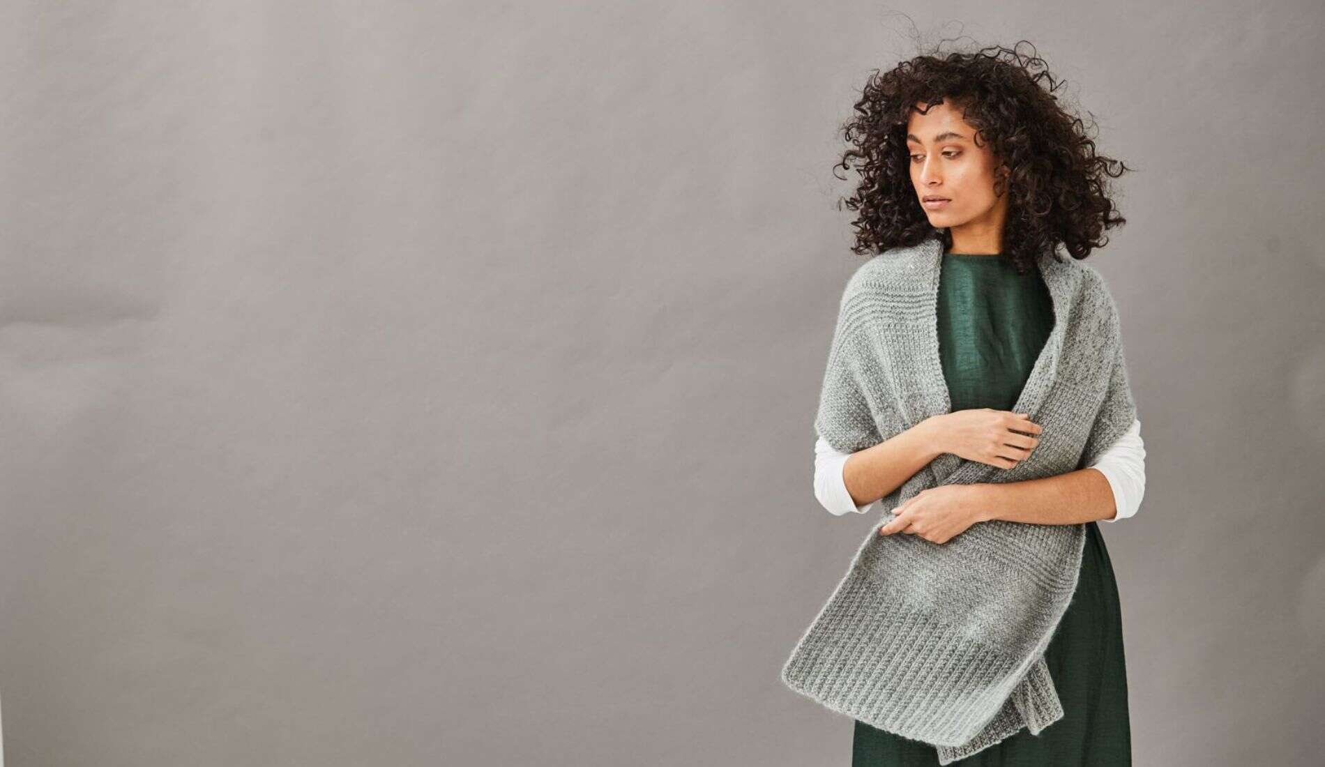 Frau trägt handgestrickte Wolljacke, nachhaltige Mode, DIY-Kultur.