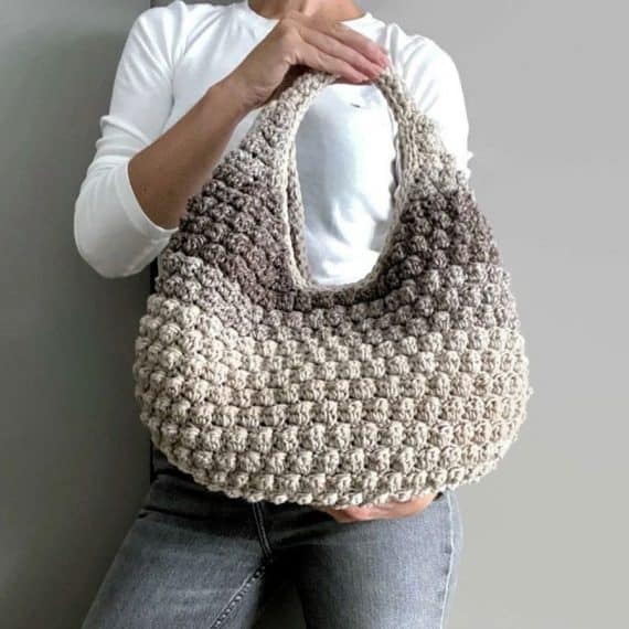 Handgefertigte gehäkelte Tasche in neutralen Tönen, ideal für den Alltag.