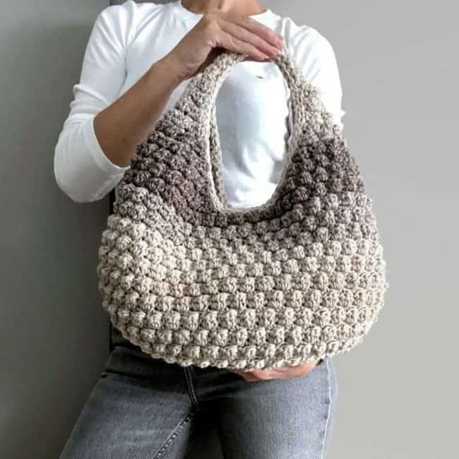 Handgefertigte gehäkelte Tasche in neutralen Tönen, ideal für den Alltag.