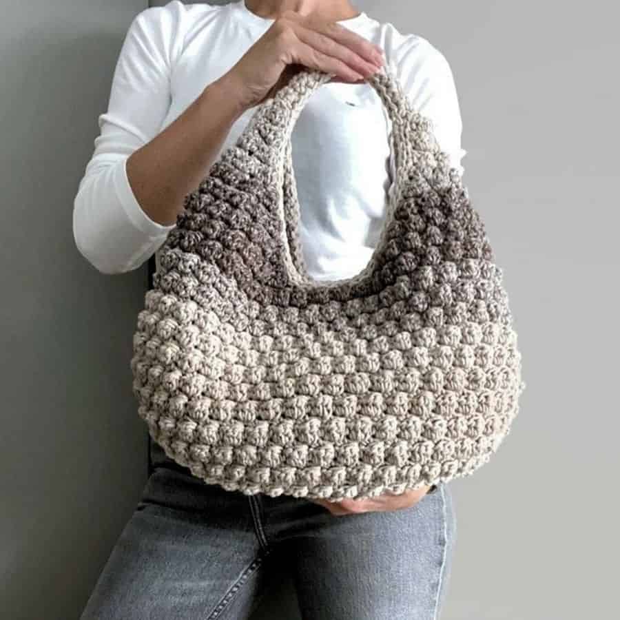 Handgefertigte gehäkelte Tasche in neutralen Tönen, ideal für den Alltag.
