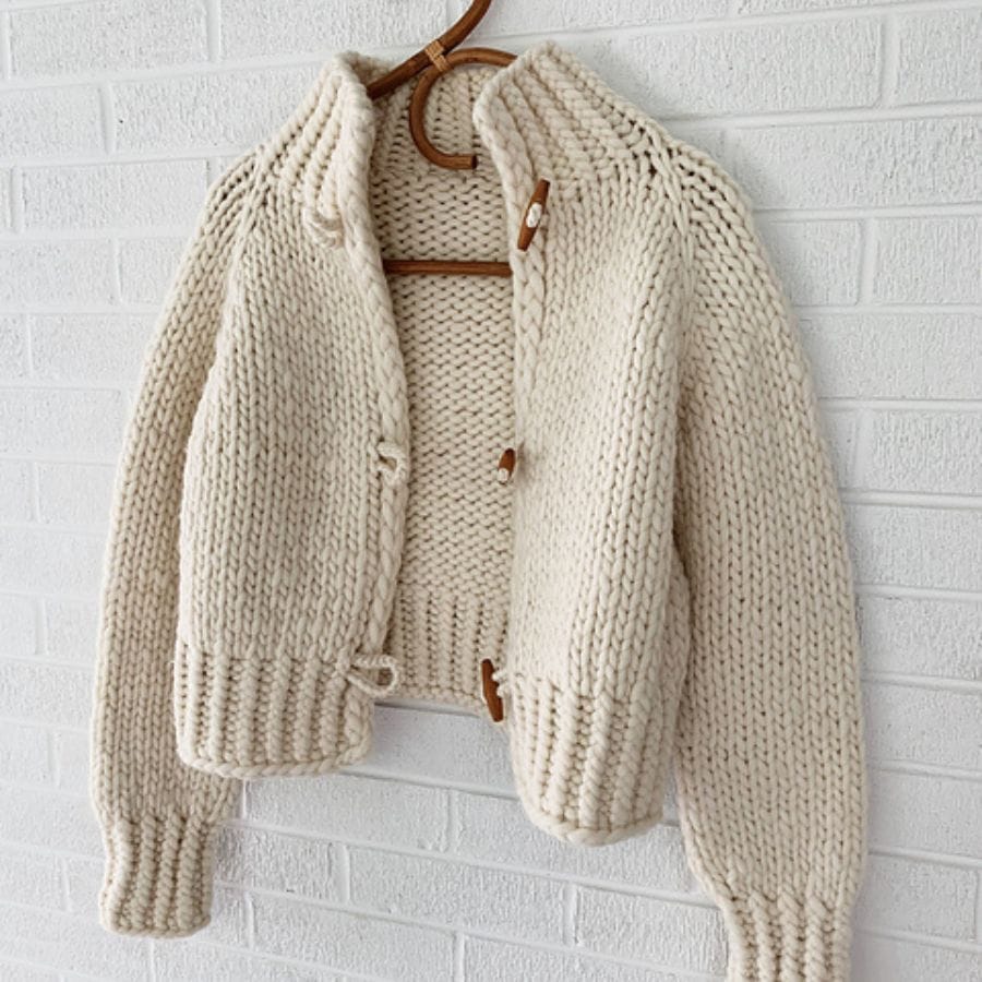 Handgemachte Wollhäkeljacke in Cremefarbe, warm und stylisch.