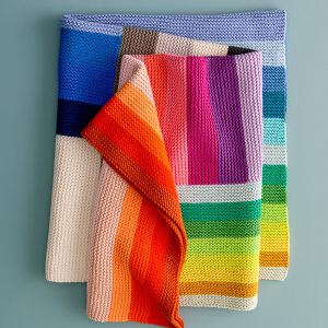Bunte gehäkelte Decke mit Regenbogenfarben, handgemacht, für DIY-Kultur und kreative Projekte.
