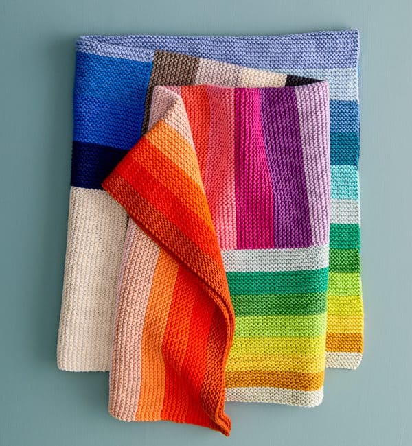 Bunte gehäkelte Decke mit Regenbogenfarben, handgemacht, für DIY-Kultur und kreative Projekte.