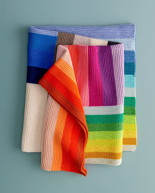 Bunte gehäkelte Decke mit Regenbogenfarben, handgemacht, für DIY-Kultur und kreative Projekte.