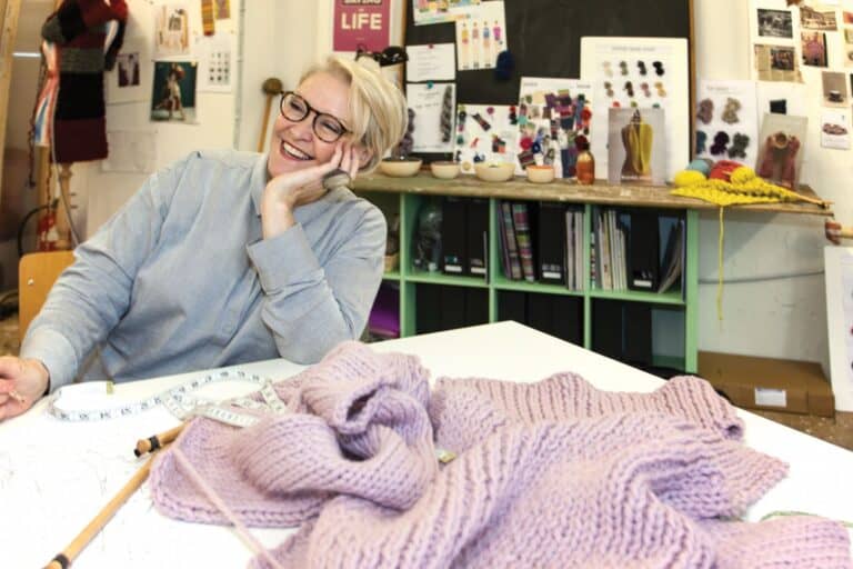 Erika Knight zeigt ihre handgefertigten Strickwaren und kreative DIY-Kultur.
