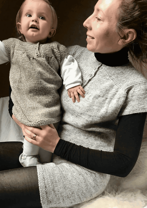 Frau hält Baby, beide lachen, kreative DIY Kultur, Mutter und Kind, gemeinsames Basteln.