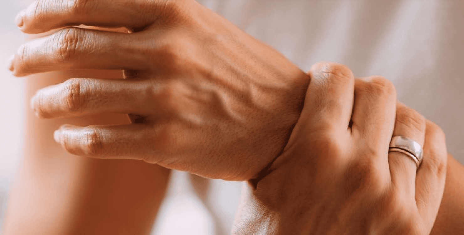 Hände, die eine andere Hand halten, symbolisieren Gemeinschaft und DIY-Kultur.