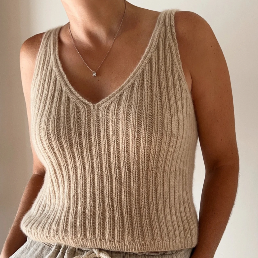 Frau trägt REMI Camisole von Caidree, ein fein gestricktes Camisole Top in beige