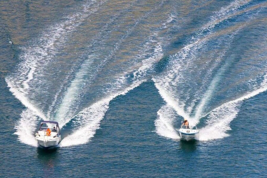 Bootsrennen auf dem Wasser, schnelle Boote hintereinander.